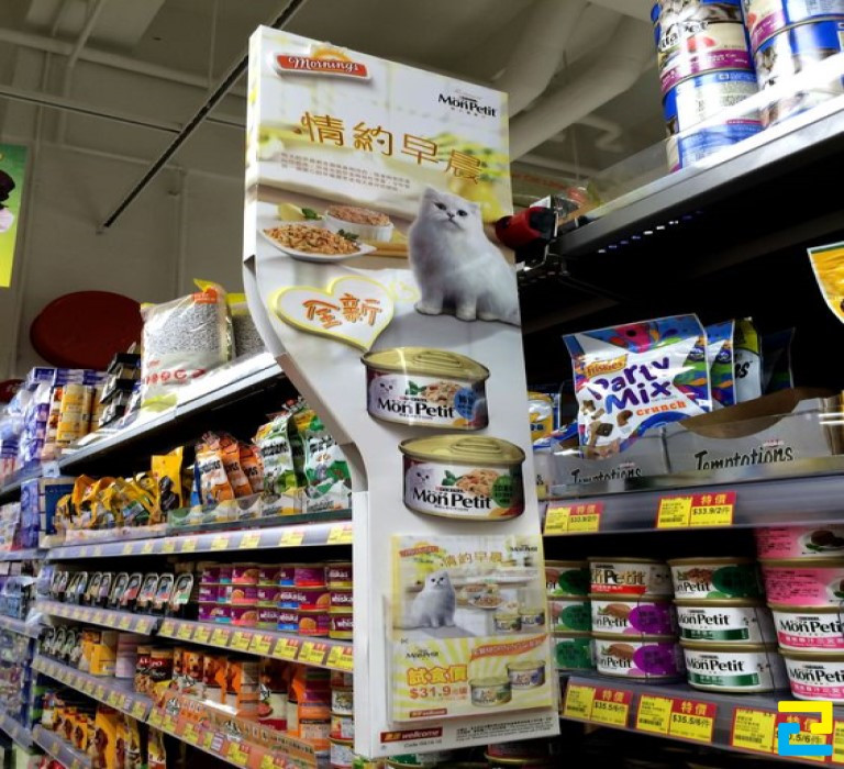 Mẫu vách ngăn làm nổi bật sản phẩm thức ăn cho mèo mới ra mắt của hãng