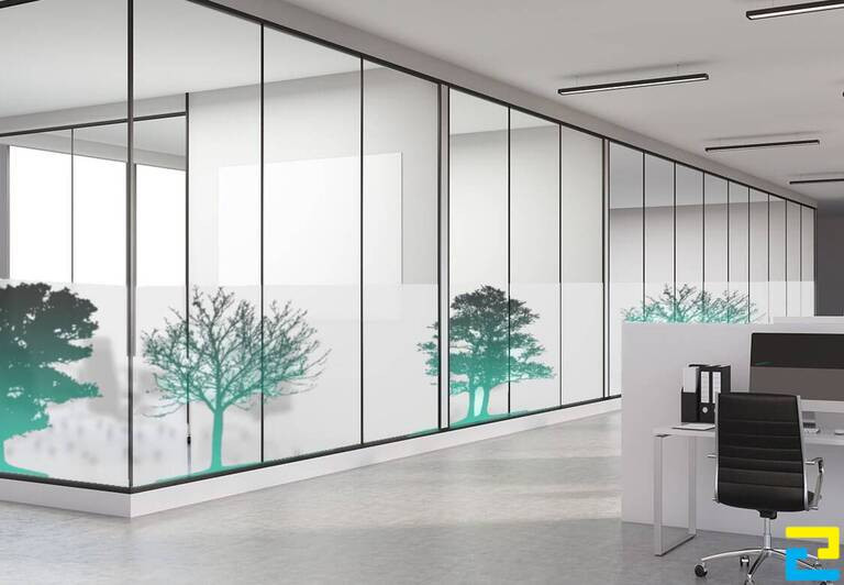 Mẫu in Decal kính có họa tiết cây xanh làm tăng thêm tính thẩm mỹ của không gian làm việc