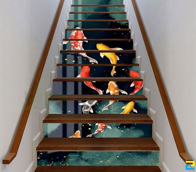 Mẫu họa tiết cá chép sinh động trải dài trên các bậc cầu thang trong nhà
