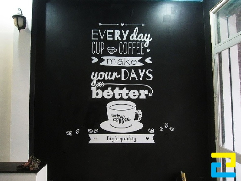 In chữ, hình ảnh trang trí tường quán cà phê