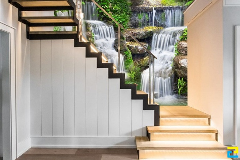 Mẫu gạch ốp tường cầu thang thác nước giúp không gian nhà trở nên gần gũi với thiên nhiên cây cỏ hơn