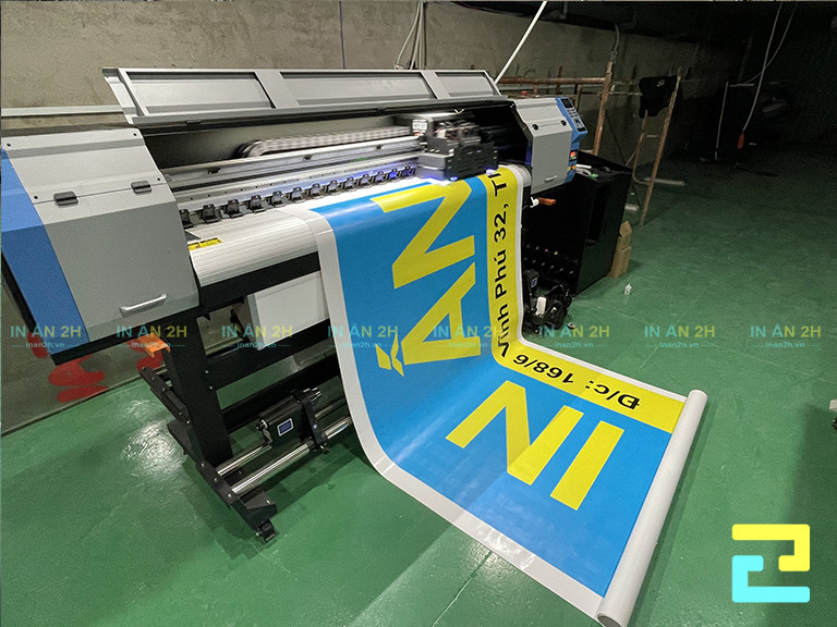 Xưởng in được trang bị máy móc in ấn hiện đại và tiên tiến