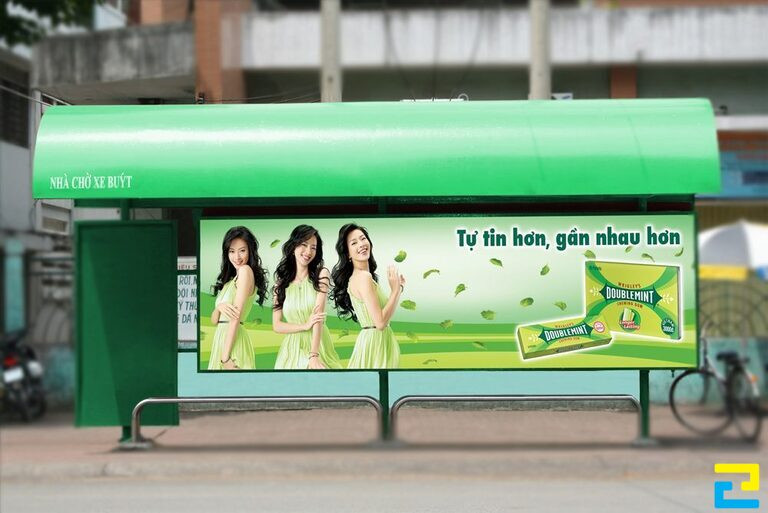 Bảng quảng cáo của sản phẩm kẹo được đặt tại bến xe bus 