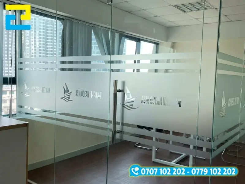 Nộ dung được cắt bế nổi bật trên nền decal mờ