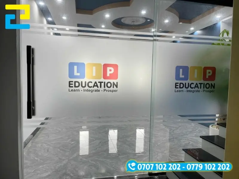 In UV decal mờ nổi bật thương hiệu ngay ở mặt tiền