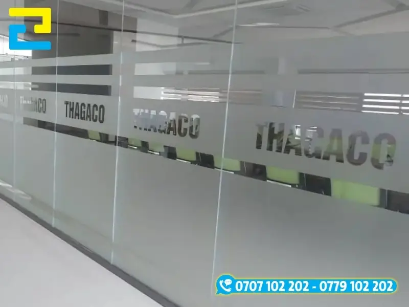 In UV decal mờ dán phòng họp tạo không gian làm việc riêng tư