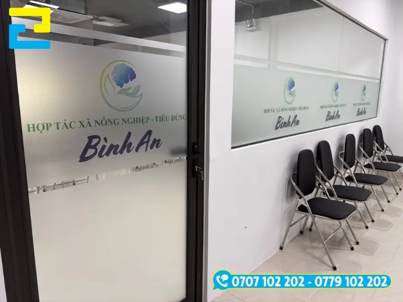 In UV decal mờ chuyên nghiệp ngăn cách văn phòng và sảnh chờ