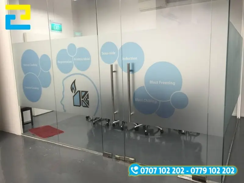 In Uv decal mờ thẩm mỹ cao, dễ thi công, được ưa chuộng trong trang trí và quảng cáo