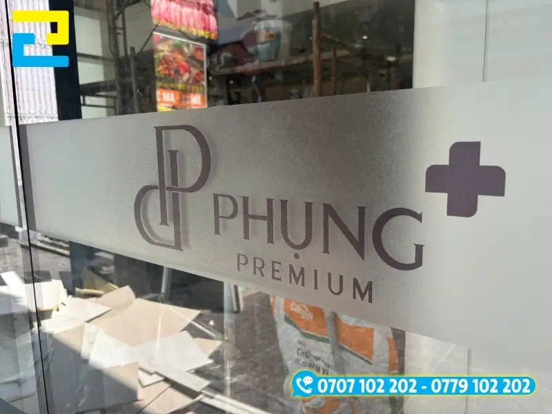 Đội ngũ kỹ thuật kiểm trả và chỉnh sửa file in UV decal mờ miễn phí