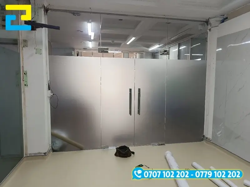 Decal mờ dán kính tạo không gian riêng tư nhưng vẫn đảm bảo thẩm mỹ