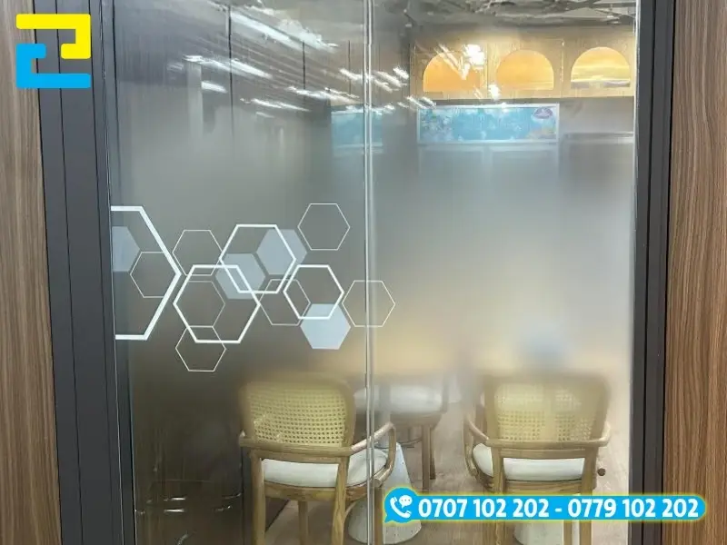 Decal mờ in UV hoạ tiết tổ ong kết hợp hiệu ứng loang màu thẩm mỹ