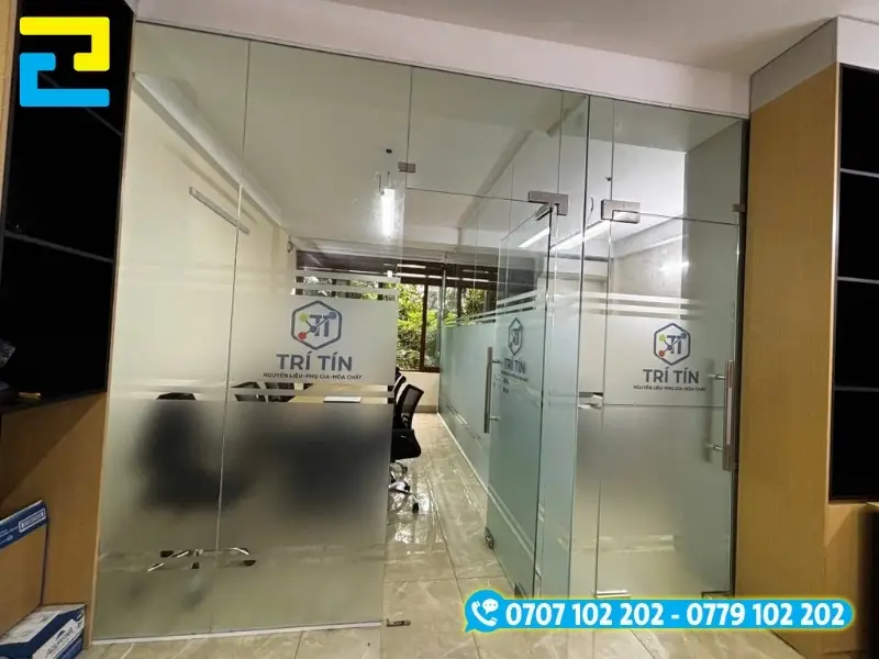 In UV decal mờ dán cửa kính chuyên nghiệp, thẩm mỹ