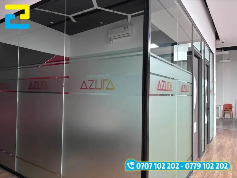 Phòng họp dán decal mờ in UV nội dung màu cam nổi bật