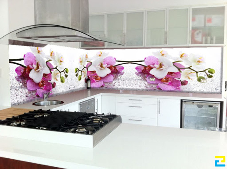 Mẫu gạch ốp hình hoa lan làm tăng thêm độ sáng sủa cho không gian bếp