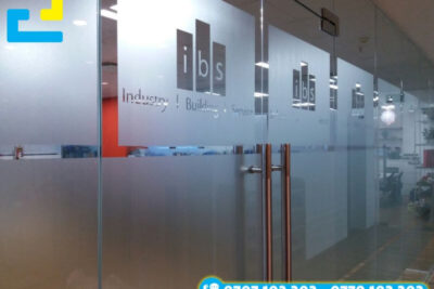 Báo Giá In Decal Mờ Dán Cửa Kính Đẹp Theo Yêu Cầu
