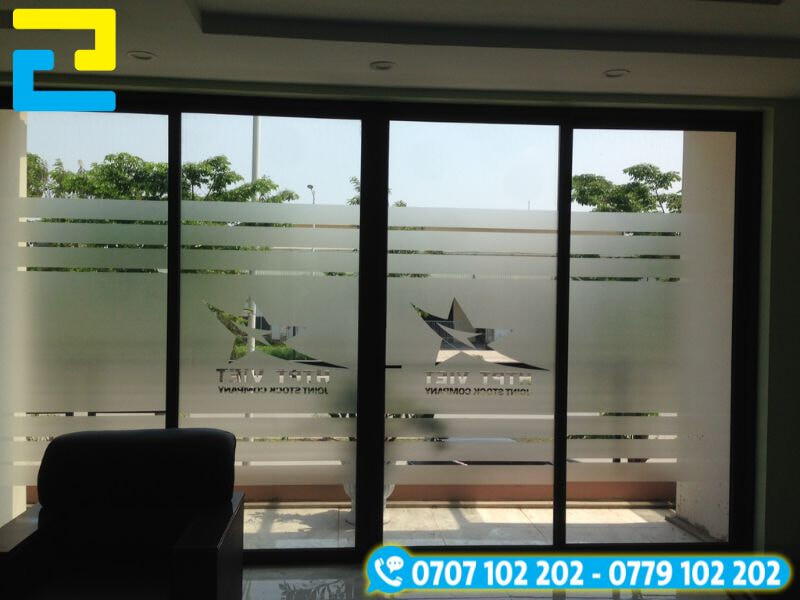 In decal dán kính mờ cắt sọc và logo với thiết kế tối giản với các dải mờ ngang và logo công ty, tạo sự kín đáo mà vẫn đảm bảo tính thẩm mỹ và nhận diện thương hiệu.