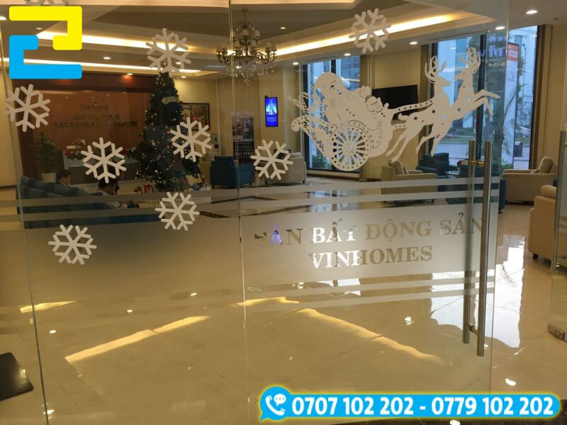 In decal dán kính mờ văn phòng giao dịch, kính được dán decal mờ kèm logo cắt chữ giúp tăng độ nhận diện thương hiệu, tạo cảm giác sang trọng, kín đáo cho không gian tiếp khách.