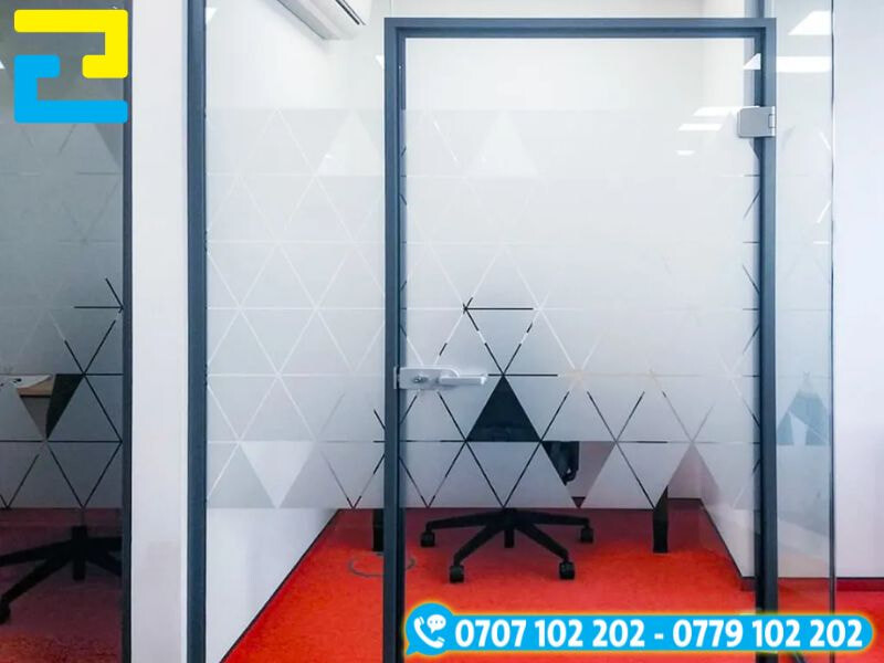 In decal dán kính mờ họa tiết tam giác – Mẫu decal dán kính ứng dụng cho văn phòng hiện đại với họa tiết hình học lặp đều, tạo điểm nhấn sáng tạo và đảm bảo sự riêng tư