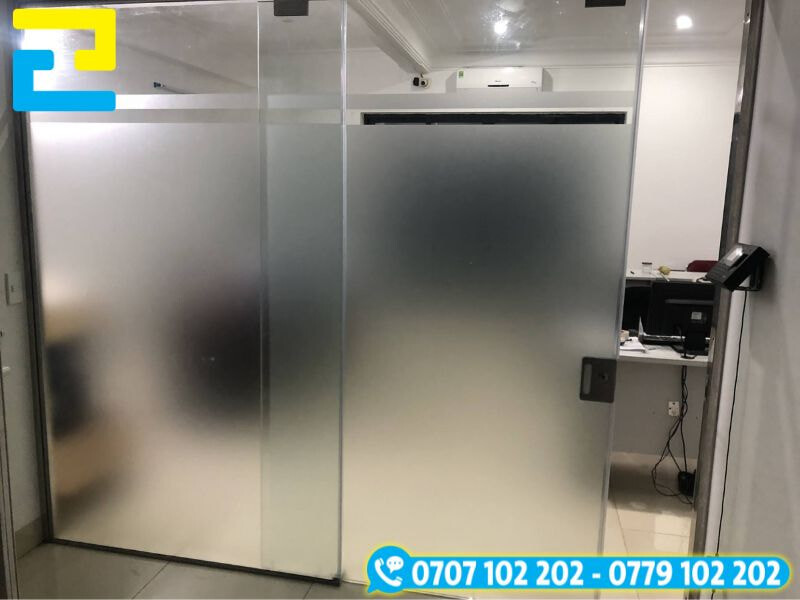 In decal dán kính mờ toàn phần cho văn phòng được phủ kín bề mặt kính bằng lớp decal mờ giúp ngăn tầm nhìn hiệu quả, tạo không gian làm việc riêng tư và chuyên nghiệp