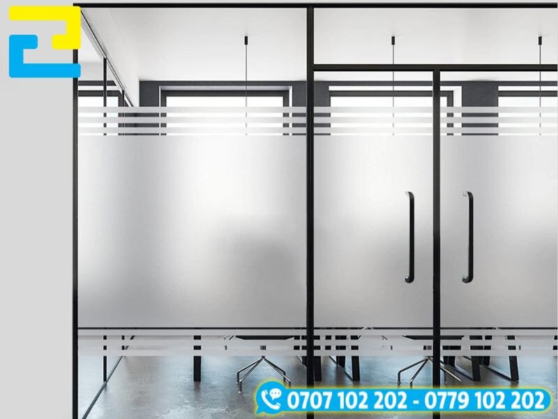 In decal dán kính mờ văn phòng hiện đại với thiết kế sọc ngang kết hợp mảng mờ trung tâm, đảm bảo sự riêng tư và tính chuyên nghiệp cho không gian làm việc