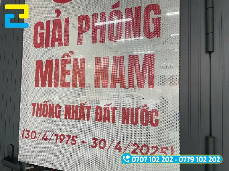 In UV decal lưới trang trí văn phòng lễ 30 Tháng 4