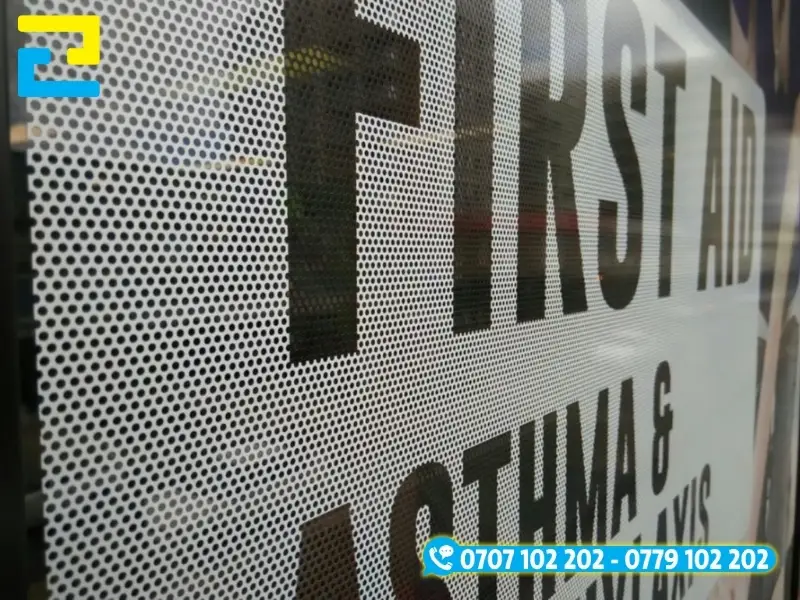 Sản phẩm in UV Decal lưới phù hợp cho showroom, văn phòng
