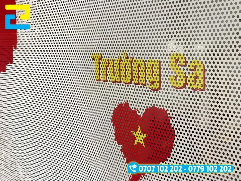 In UV decal lưới hình bản đồ Việt Nam trang trí kính dịp lễ