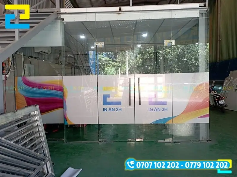 Ứng dụng in UV Decal lưới tại văn phòng làm tăng thêm tính thẩm mỹ và độ kín đáo cho không gian làm việc