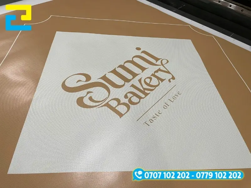 In UV decal lưới dán cửa kính của hàng bánh