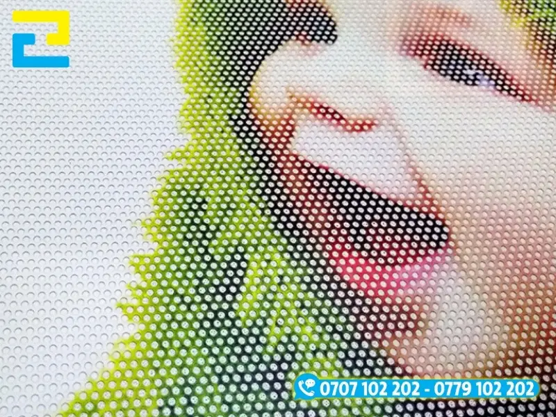 Decal lới có nhiều lỗ nhỏ thể hiện hình ảnh, màu sắc sống động