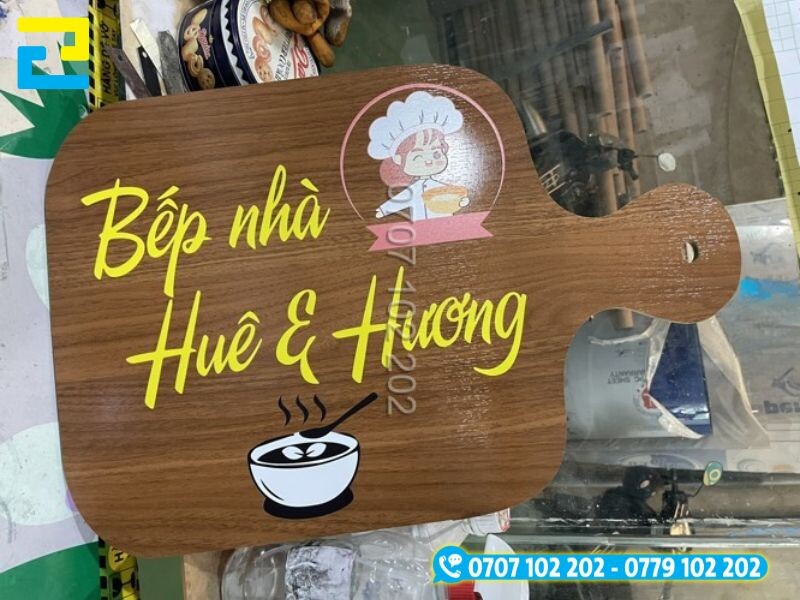 In UV lên gỗ MDF làm biển hiệu quán ăn