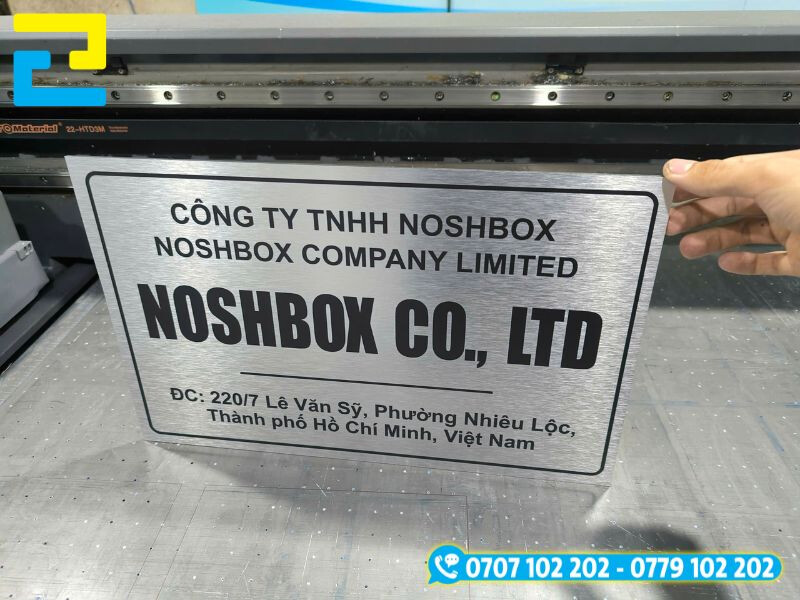 Biển hiệu tên công ty gia công trên chất liệu inox trắng xước in uv