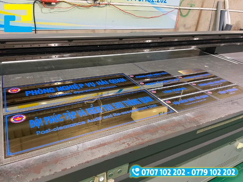 Quy trình in uv lên inox vàng gương làm biển hiệu tên phòng