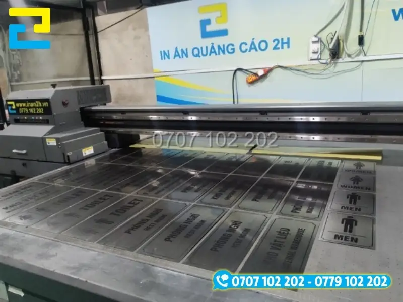 Máy in UV phẳng hiện đại đang gia công biển tên phòng