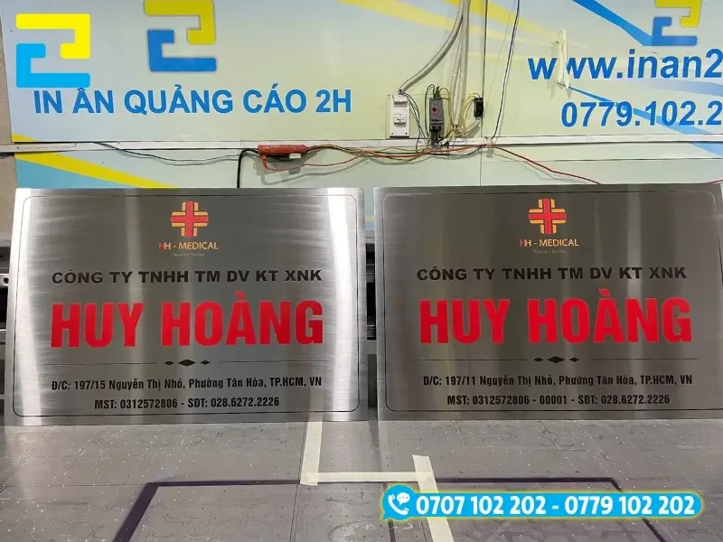 Biển hiệu công ty ngoài trời bền màu nhờ công nghệ in UV lên inox