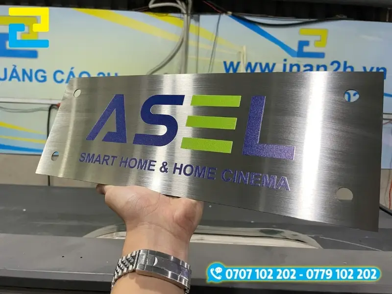 In logo doanh nghiệp chuẩn màu bằng giải pháp in UV lên inox hairline