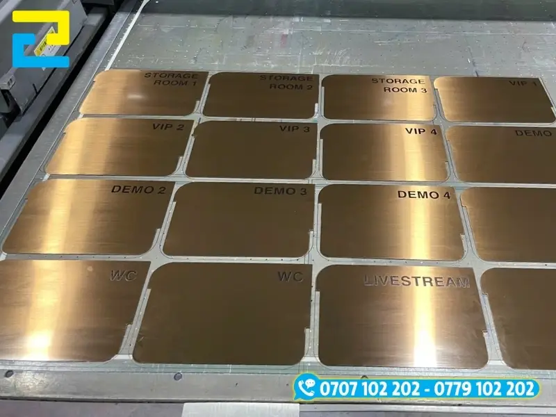 Gia công hàng loạt các biển chỉ dẫn phòng ban bằng phương pháp in UV lên inox