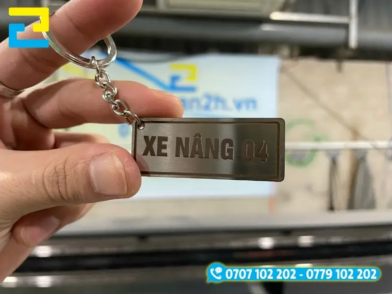 Móc khóa số hiệu xe nâng nhỏ gọn được làm bằng công nghệ in UV lên inox