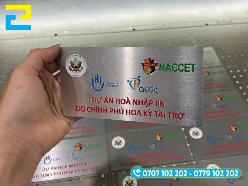 iển tài trợ dự án hiển thị đa sắc màu nhờ giải pháp in UV lên inox