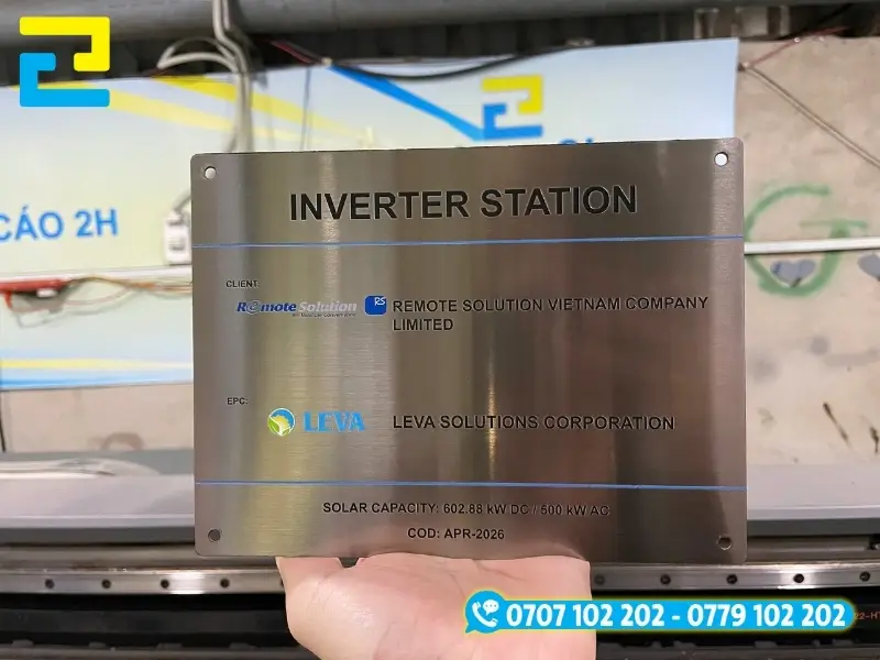 Biển thông số kỹ thuật sắc nét nhờ công nghệ in uv lên inox xước