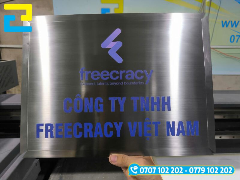 In uv lên inox làm bảng tên công ty