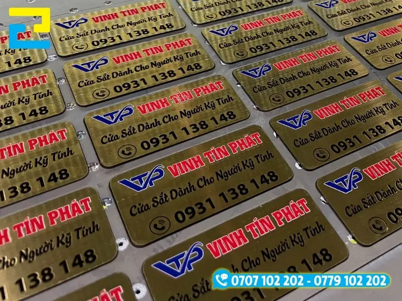 Sản xuất hàng loạt tem nhãn mác bằng phương pháp in uv lên inox vàng