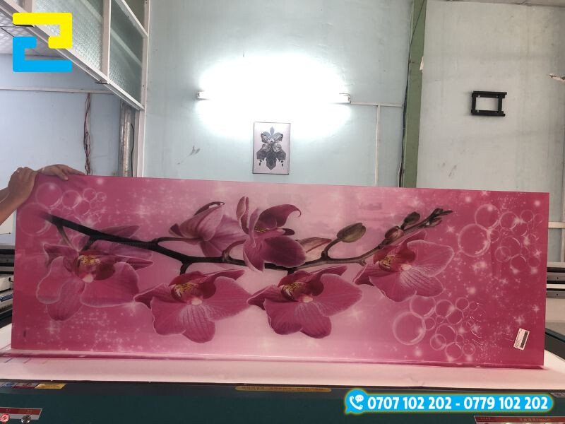 Kính ốp tường in uv hoa văn đẹp mắt