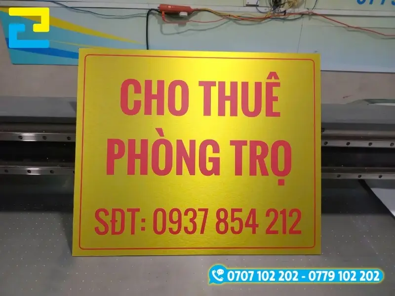 Bảng cho thuê phòng trọ in UV trên Alu màu vàng nổi bật