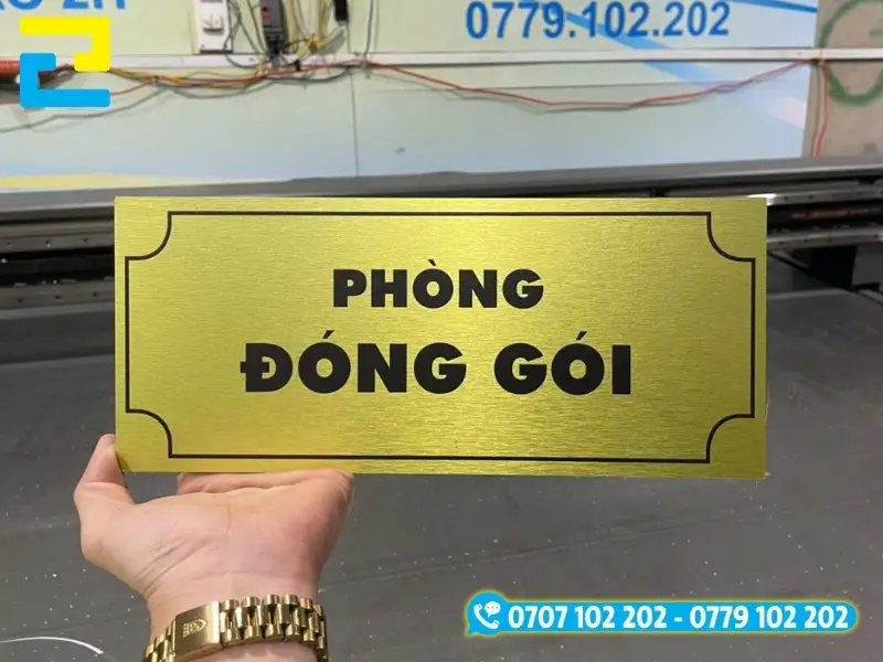 Bảng tên phòng in UV trên Alu vàng xước