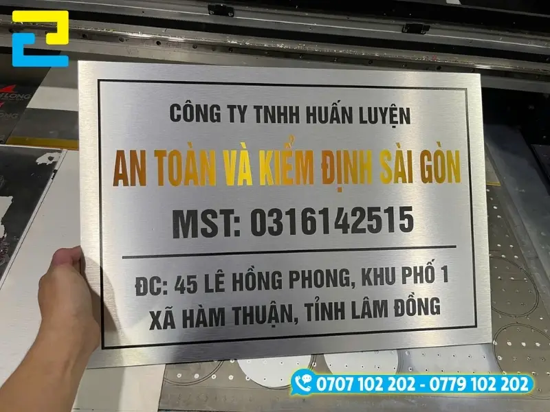 In UV trên Alu trắng xước làm biển tên công ty
