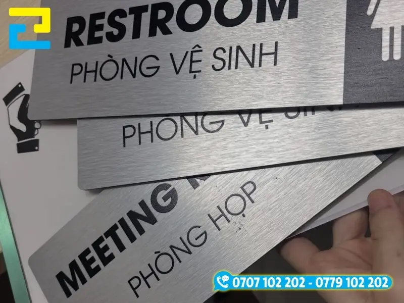 Biển tên phòng bằng Alu trắng xước in UV