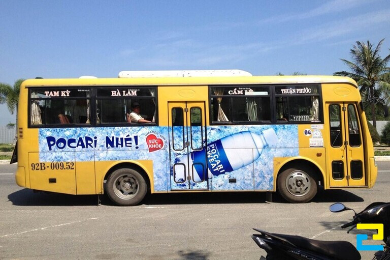 Quảng cáo nước tinh khiết Pocari được dán trên xe trở thành công cụ Marketing hiệu quả cho thương hiệu doanh nghiệp 