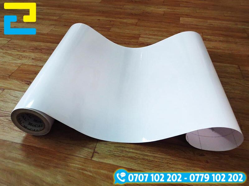 Decal sữa có màu trắng sữa, được sử dụng để trang trí ngoài trời, tem nhãn, dán kính