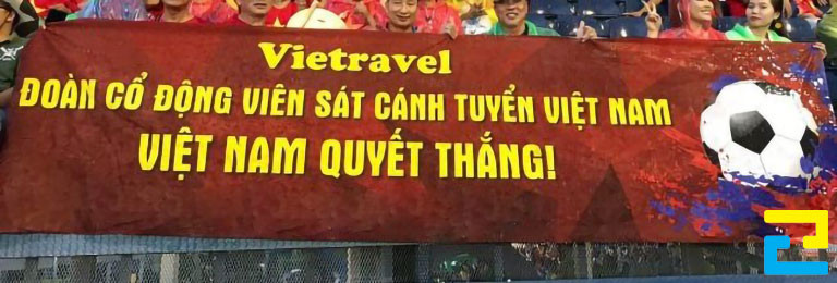 Băng rôn cổ vũ Việt Nam quyết thắng